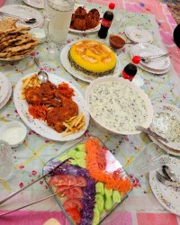 سفره شام دوستانه