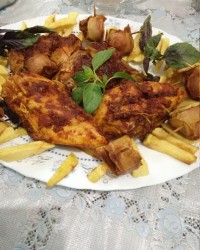 مرغ با سس آلبالو و فینگر فود (سوسیس و سیب زمینی سرخ شده