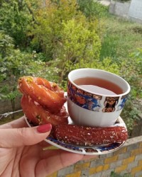 بامیه همراه با چای محلی گیلان