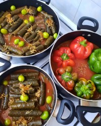 طاعات و عبادات دوستای پاپیونی قبول باشه. دلمه برگ و فلفل دلمه.