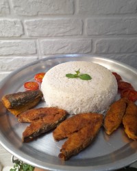 ماهی شیر و گوجه فرنگی سرخ شده با برنج کته ای