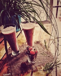 شیر موز توت فرنگی