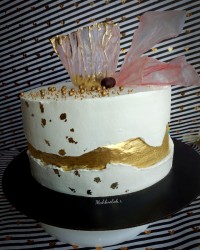 کیک مدرن با تکنیک فالت لاین و رایس پیپر