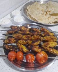 بال و گوجه فرنگی کبابی و ماست موسیر و نان تیری، جاتون خالی