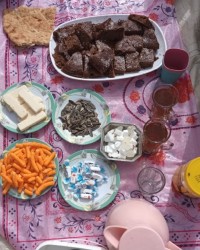 سفره دور همی دوستان هم راه با کیک و نان محلی