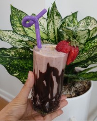 تو این روز های گرم .یک لیوان آیس پک توت فرنگی شکلاتی روح آدم رو جلا میده .?نوش نگاهتون ،??