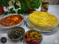 خورشت آلو زرشک با مرغ ترشی کاپاریس و فلفل دلمه وسبز