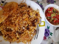 رشته پلو با گوشت قلقلی و مرغ ریش شده