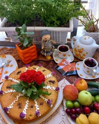 عصرونه دورهمی تابستونی من جاتون خالی کیک هلو وکشمش پختم خیلی خوب شده بود حال دلتون خوش