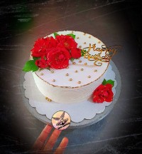 کیک زنانه با فیلینگ مخصوص با تزیین گل های طبیعی