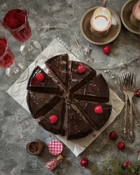 کیک آلبالویی شکلاتی