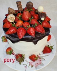 کیک توت فرنگی تازه