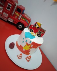 کیک اسفنجی با تزیین فوندانت