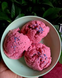 بستنی توت فرنگی بسی خوشمزه باماالشعیر