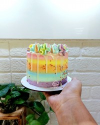 کیک رنگین کمون