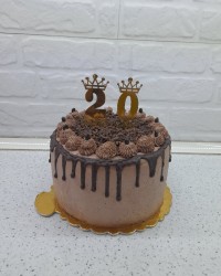 کیک اسفنجی با پف ۸ سانتی