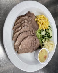 Siedfleisch mit salat garniert