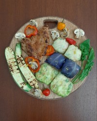 بوقلمون گریل شده با سالاد مکزیکی