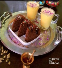 میلک شیک زعفرانی و کیک خونگی