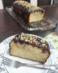 کیک ساده با روکش شکلات و گردو