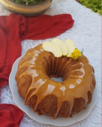 کیک سیب و دارچین با سس کارامل