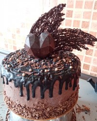 کیک اسفنجی باروکش شکلاتی