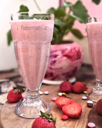 اسموتی موز وتوت فرنگی