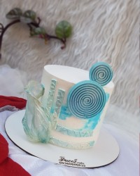 کیک هل و زعفران با تزیین شکلات و رایس پیپر