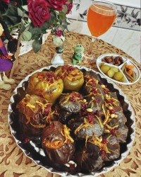 دلمه بادمجان و فلفل دلمه ای و برگ مو