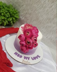 کیک خامه ای با تزیین گل طبیعی