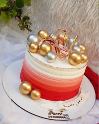 کیک خامه ای با تزیین کاسه آبنباتی و گوی شکلاتی