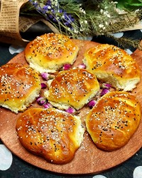 نون شیرمال (برای تغذیه مدرسه ی پسرم که کوچیک درستشون کردم)