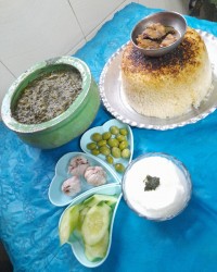 نهارامروزم تره اسفناج .ماست محلی .ماهی شور.زیتون.خیار .سیر