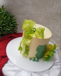 کیک خامه ای تزیینات فوندانت و ویفرپیپر