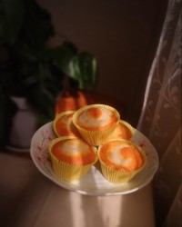 کاپ کیک زعفرانی با کرم وانیلی