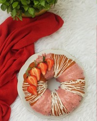 کیک توتفرنگی وانیلی شکلاتی