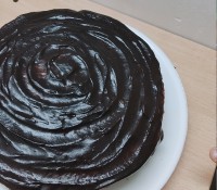 کیک با تزیین گاناش