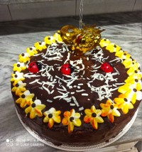 کیک تولد با فیلینگ موز و گردو وشکلات چیپسی