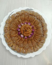 حلوا زعفرانی با ارده. من با آرد محلی که یکم تیره تره درست کردم به خاطر همین رنگش تیره شده وگرنه زعفران توش ریختم