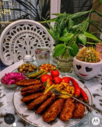 کتلت گوشت با ترشی خانگی (ترشی مشهدی و کلم قرمز)