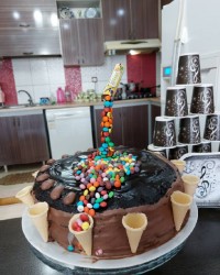 کیک خامه ای ضدجاذبه تولدم