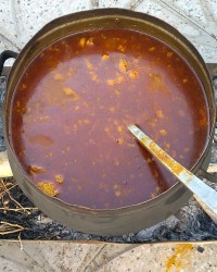 آبگوشت هیزمی داخل حیاط