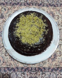 کیک وانیلی با روکش شکلاتی