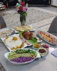 میز ناهار دوستانه