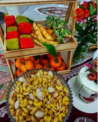 مکعب سوخاری،رول پنیری،سالاد انار وکلم بروکلی