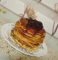 پنکیک با مربای آلبالو