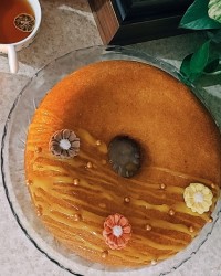 کیک گلاب و زعفران با سس مخصوص