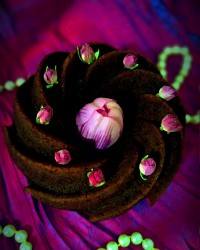 کیک شکلاتی در قالب پلاستیکی