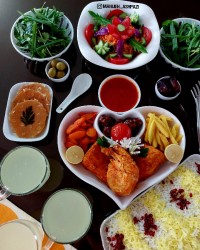 خوراک مرغ و آلوسیاه