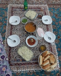 ناهار یک روز بارانی در کنار خانواده